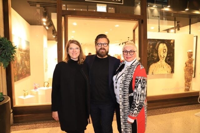 Vor der Ausstellung empfangen Brigitte Sely (PR-Lady und Initiatorin dieser Ausstellung – rechts im Bild) und Dennis Baumert (Inhaber der Gallery 040 in der Kaisergalerie) die Gäste.