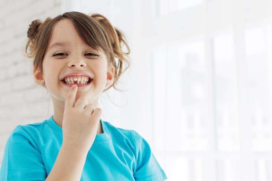 Portrait von einem Kind, welches ein Zahn verloren hat. Foto: AdobeStock-Nuzza11