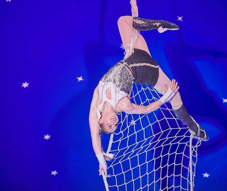 Miriam van der Neut: Akrobatik in der Luft und auf Stelzen