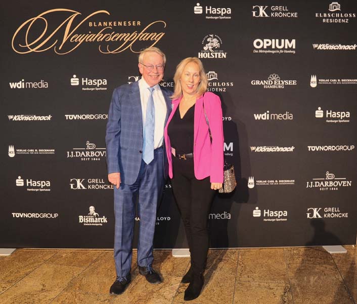 Deutschlands bekanntester Strafverteidiger Gerhard Strate mit Begleitung Susann Draheim. Foto: Cetin Yaman