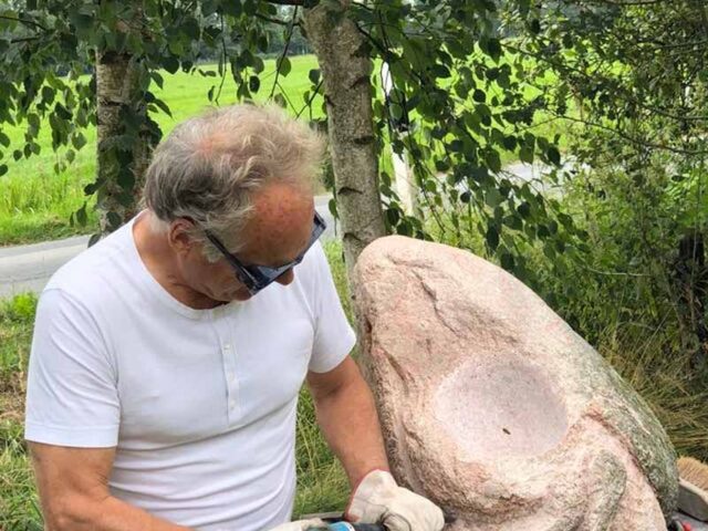 Bildhauer steht vor seinem Projekt
